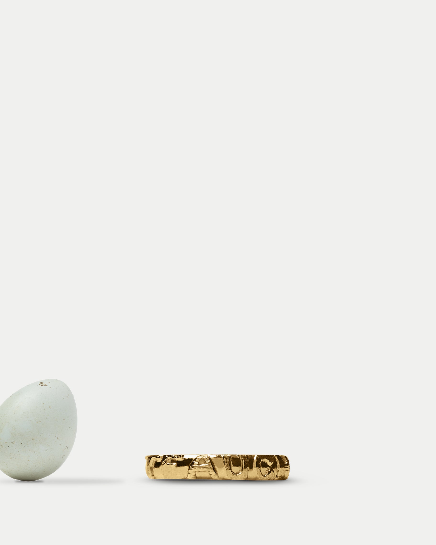 Front view of Escrivá Classic Band 3.5 in 14k yellow gold with an egg