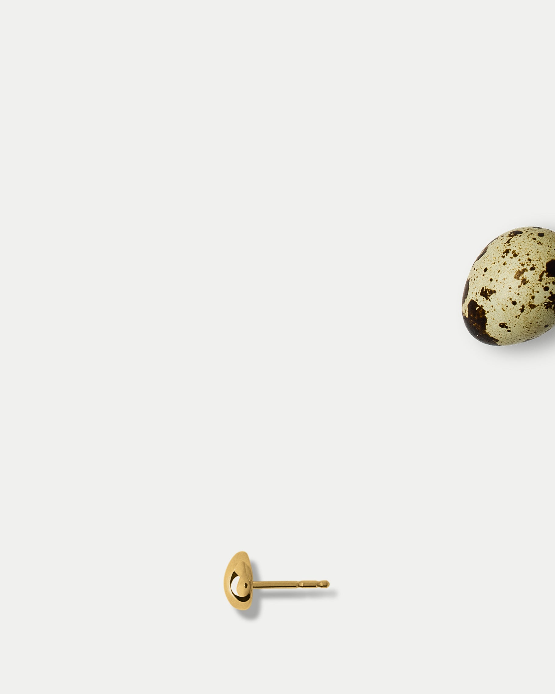 Side view of Heros Minor Stud in 14k yellow gold with an egg